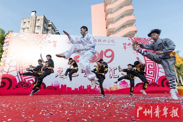 弘德武术社表演的武术《精武忠魂》展现了武术的精彩,更诠释了武者的精神。