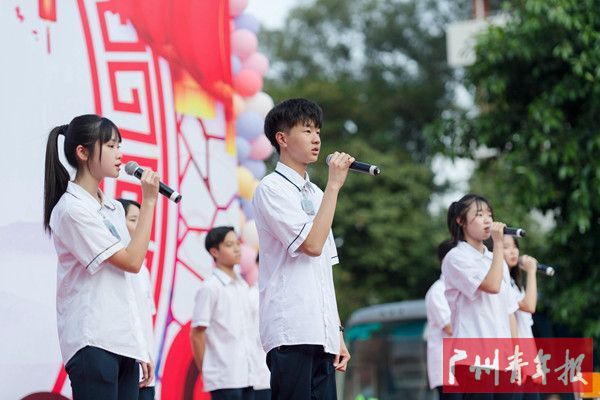 团委学生会部长团编排的精彩节目《夜空中最亮的星》。