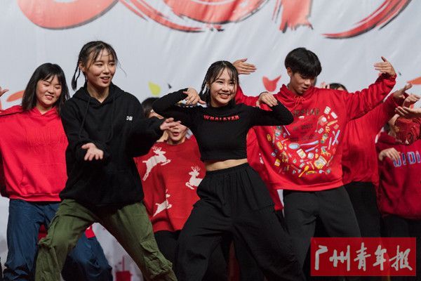 17商英4班以《好运来》祝愿大家年年行好运,岁岁都平安。