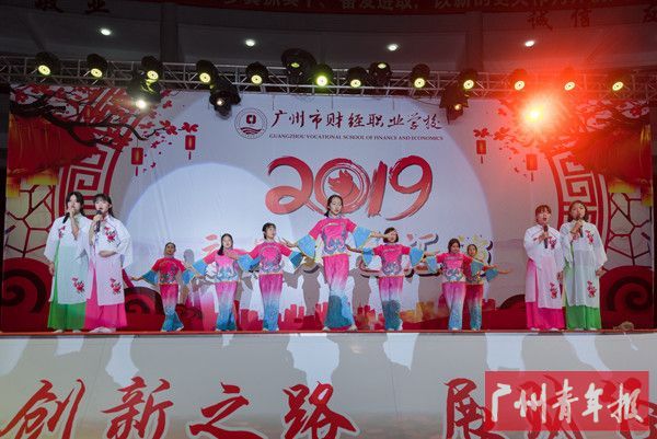 在粤剧老师的指导及粤剧社社员的刻苦训练下,粤剧社的《分飞燕》演出大获成功。