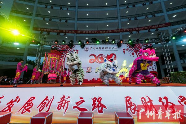 毅盛醒狮社以《游山探洞取 佳酿》的醒狮表演拉开文艺汇演的帷幕。