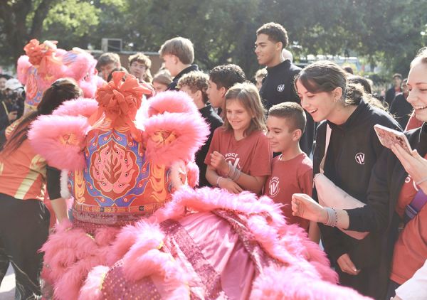 热情的醒狮表演收获外国喝彩