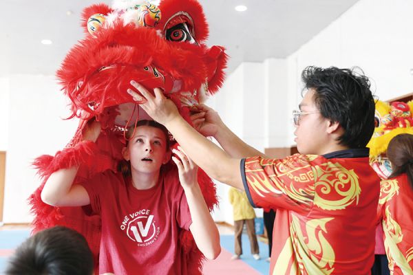 美国少年也来体验醒狮表演