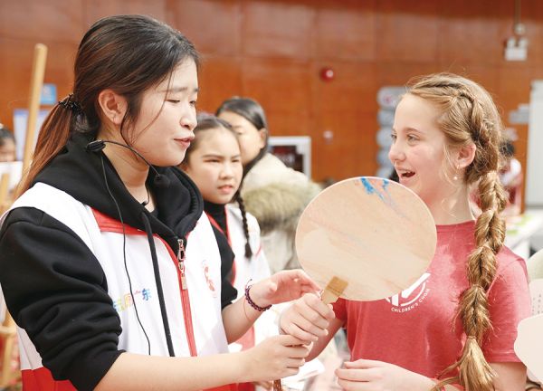 漆扇制作工艺引得外国朋友惊叹