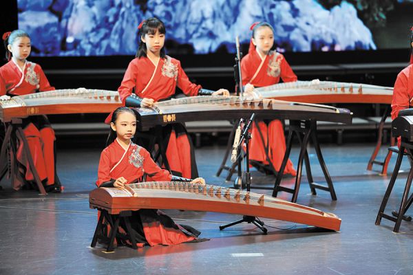 少年宫学员演奏民族乐器传播优秀传统文化