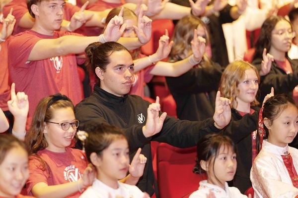 全神贯注练习中华武术