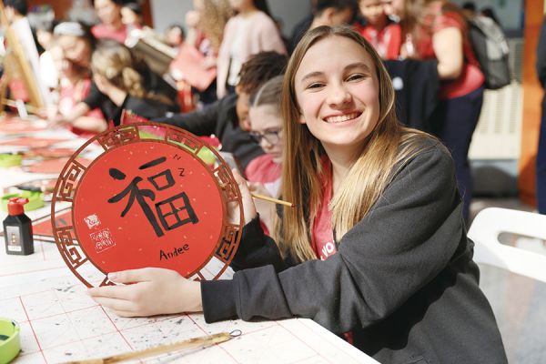 美国青少年书写“福”字感受中华传统文化