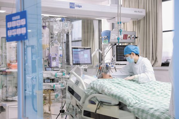 医护人员在春节期间悉心照料患者