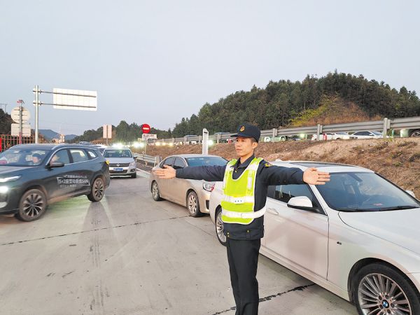 路政工作者坚守岗位畅通高速路