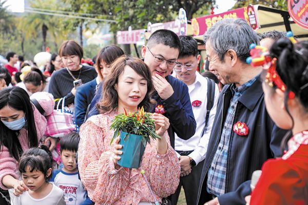 景区工作人员正在为游客介绍花卉