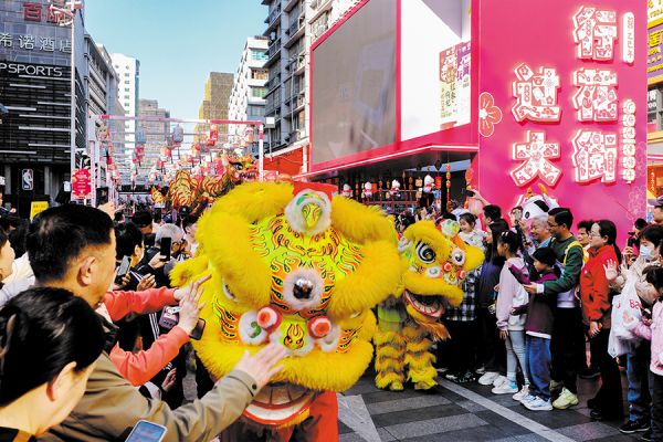 越秀花市,市民游客纷纷伸手摸狮头祈福 袁彬/摄