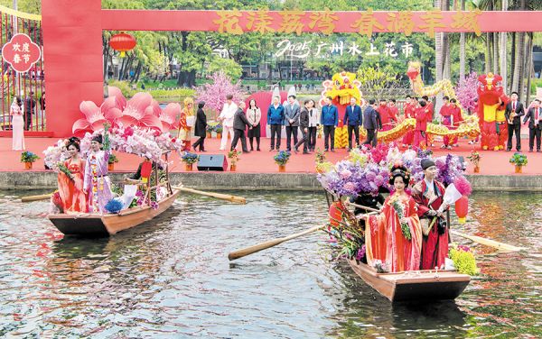 着汉服、登花船,水上花市多趣味 张爱玲/摄