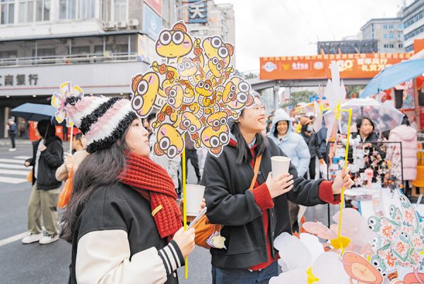 荔湾花市,年轻人购买风车寓意“时来运转” 梁汉深/摄