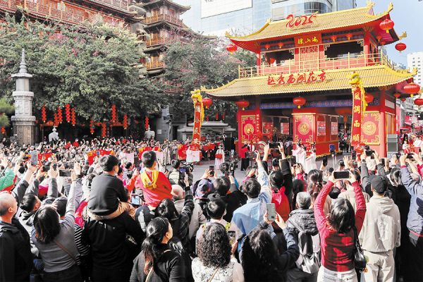 春节期间,越秀西湖花市吸引了众多市民游客前来观赏 袁彬/摄