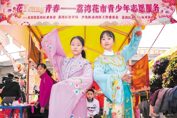 荔湾红领巾讲解员为游客讲解粤剧文化(由通讯员供图)