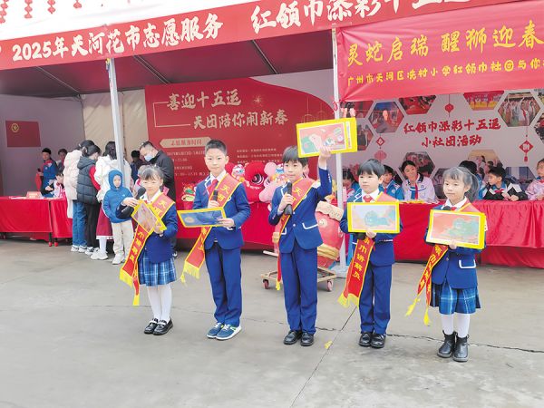 天河区冼村小学红领巾社团讲解员为游客进行现场讲解(由通讯员供图)