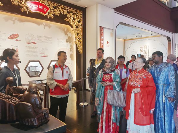 青年志愿者引领外籍居民探访广州市文化馆
