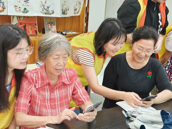 青年志愿者走进社区面向长者开设