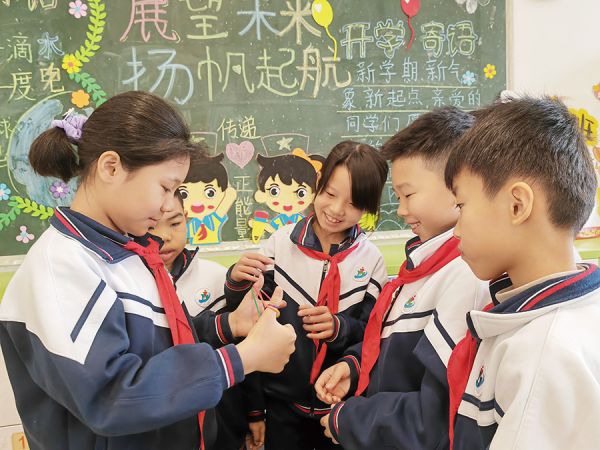 翻花绳真有趣(海珠区逸景第一小学供图)