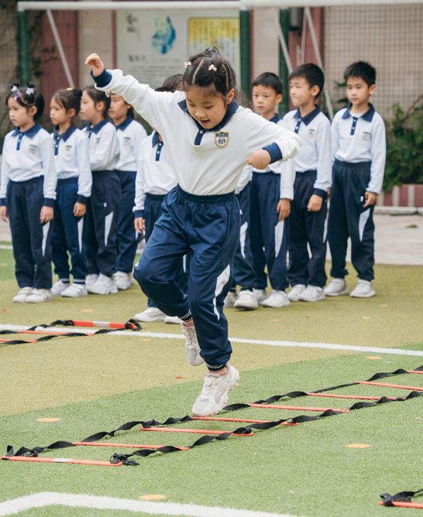把绳梯玩出新花样(天河区龙口西小学供图)