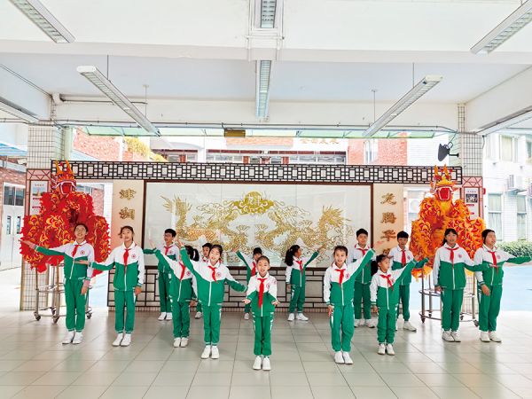 学子齐唱粤语童谣