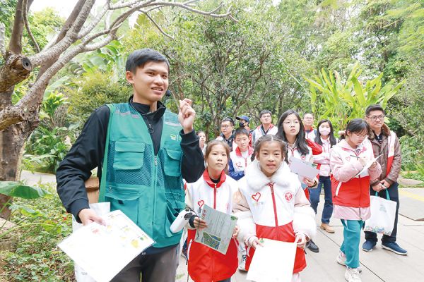 青少年志愿者们开展巡河巡绿、树木观察等志愿服务