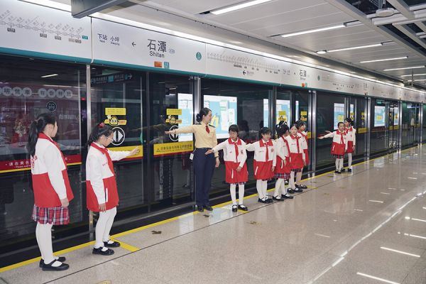 青少年在地铁站台担任地铁文明引导员 袁彦昌/摄