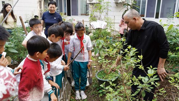 青少年在百草园中辨识中草药
