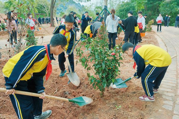 少先队员动手植下一片“红领巾林” 陈天旭/摄
