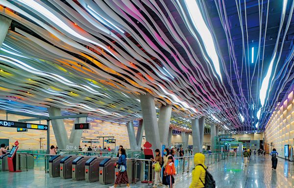 “彩虹桥站”的设计处处可见彩虹 梁汉深/摄