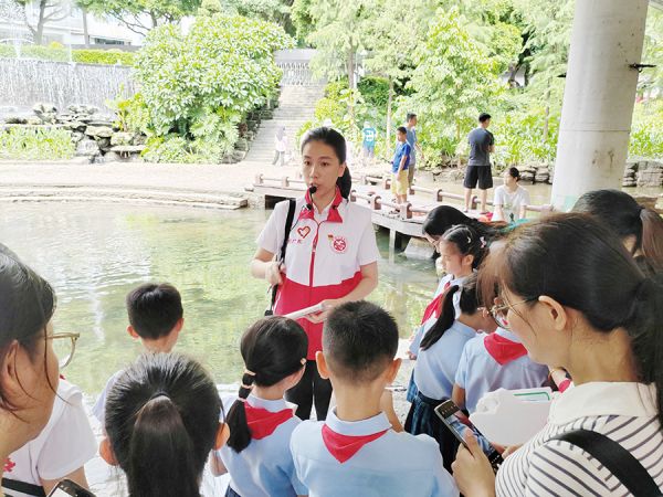 林颖引导同学们仔细观察水质变化