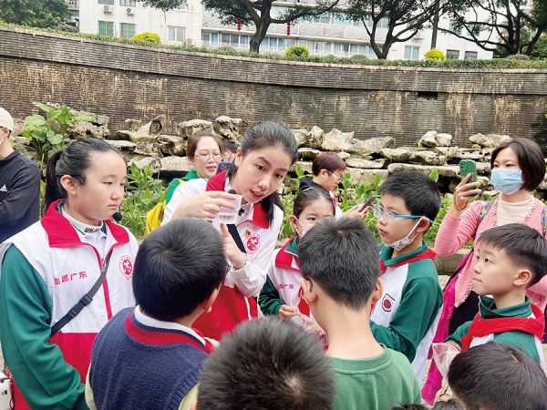 林颖在亲水平台上带领志愿者们测水质和酸碱度
