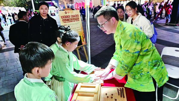 青少年观摩学习非遗中医药制作 沈炜/摄