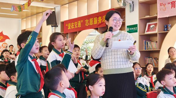 同学们在问答互动中学习红色道路知识