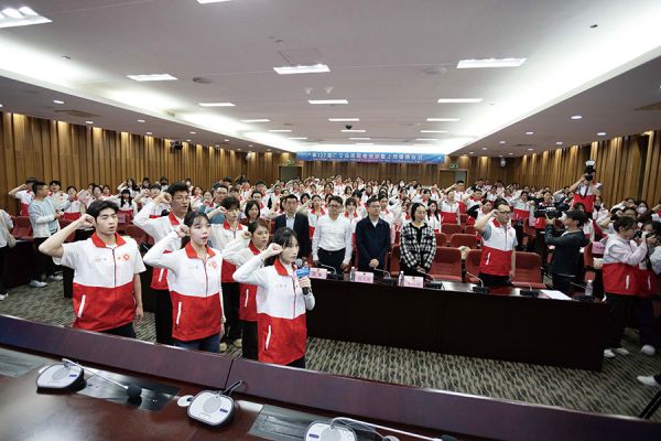 誓师仪式上,青年志愿者们许下铮铮誓言