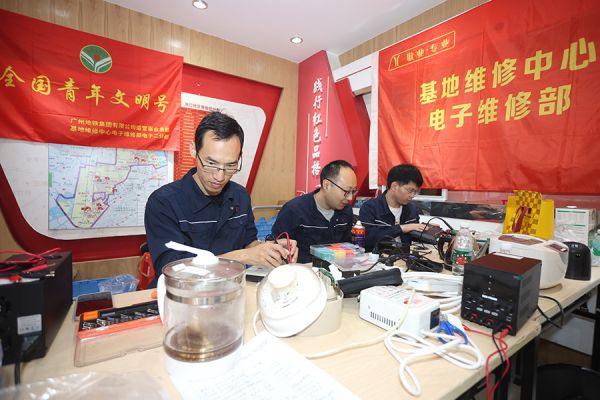 地铁志愿者在社区开展小家电义务维修 周啟超/摄