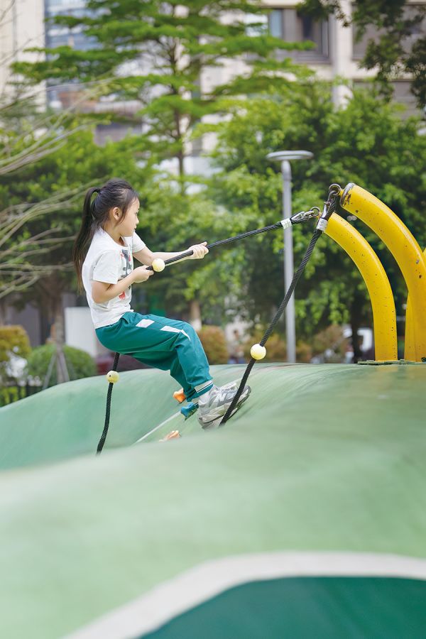 口袋公园作为与市民距离最近的城市开放空间,市民可以在此体验自然生态的温度,也能清晰触摸城市的脉搏。其面积虽小,却总能带给市民不一样的想象,为绿美广州生态建设书写灵动诗篇。图为青少年在荔湾区崇文三路口袋公园设施强身健体 黄冬/摄