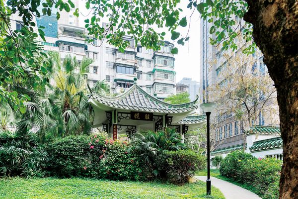 闹市中的越华路口袋公园为居民提供了一处清幽之地 袁彬/摄