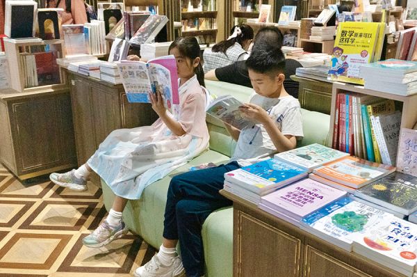 少年儿童认真阅读 房俊杰/摄