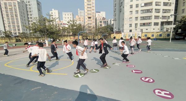 青少年在大课间开心玩耍