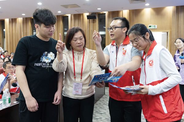 培训教师为志愿者进行特训督导